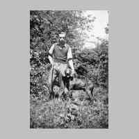 028-0078 Gerhard Neumann 1937 im Garten mit dem Jagdhund Treff..jpg